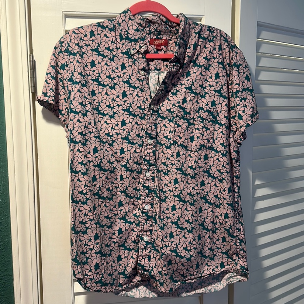 Arizona four leaf clover button down, short sleeve shirt. Size Large